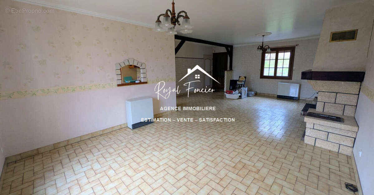 Séjour avec cheminée - Maison à VAUX-SUR-VIENNE