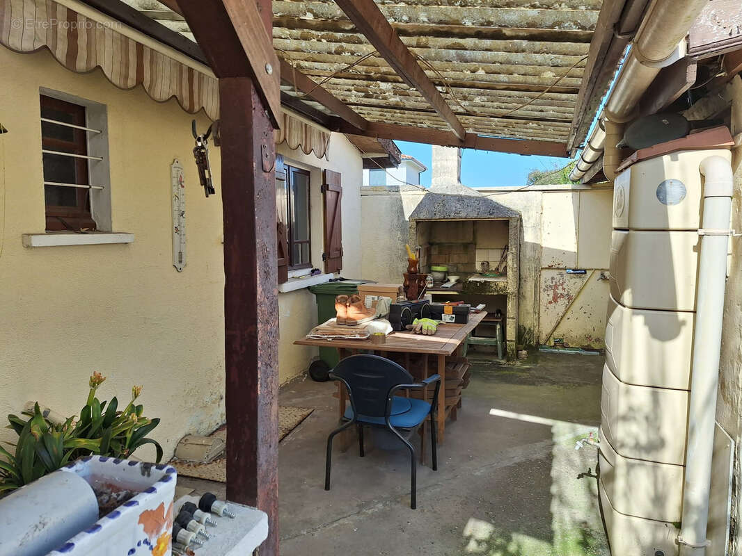 maison à rénover avec dépendance et garage sur 520 m2 - photo 3