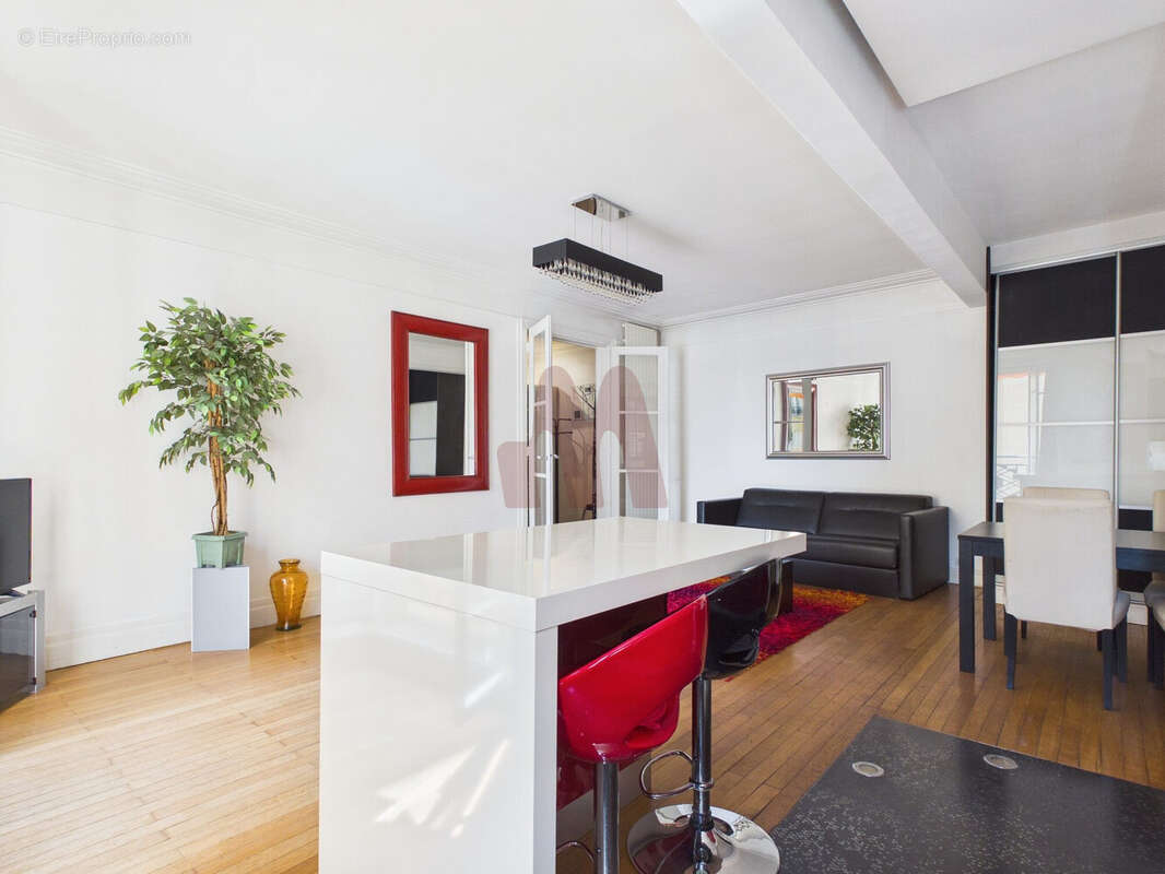 Appartement à PARIS-16E