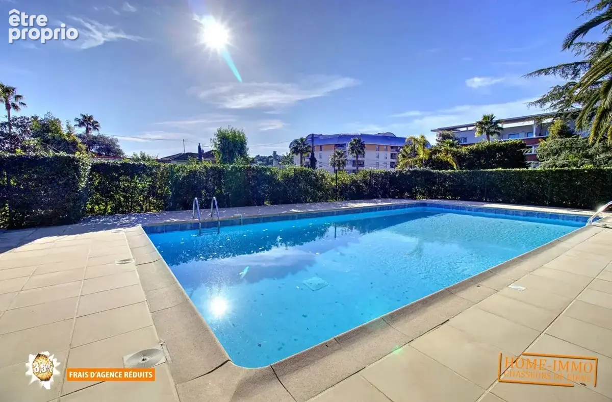 Antibes – Avenue Jules Grec – Dernier étage avec vue mer + parking - photo 13