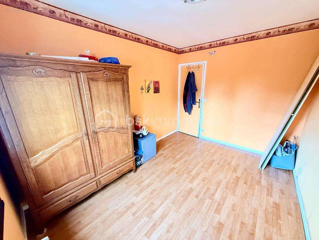 Maison à rafraichir / 5 Chambres / Sous-Sol Total - photo 11