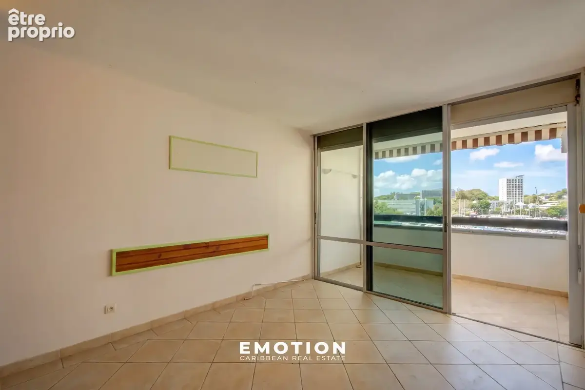 Appartement T2   53,48 m2, vue marina et mer + grand box fermé de 15 m2 + une cave de 4,5 m2 - Marina du Gosie - photo 2