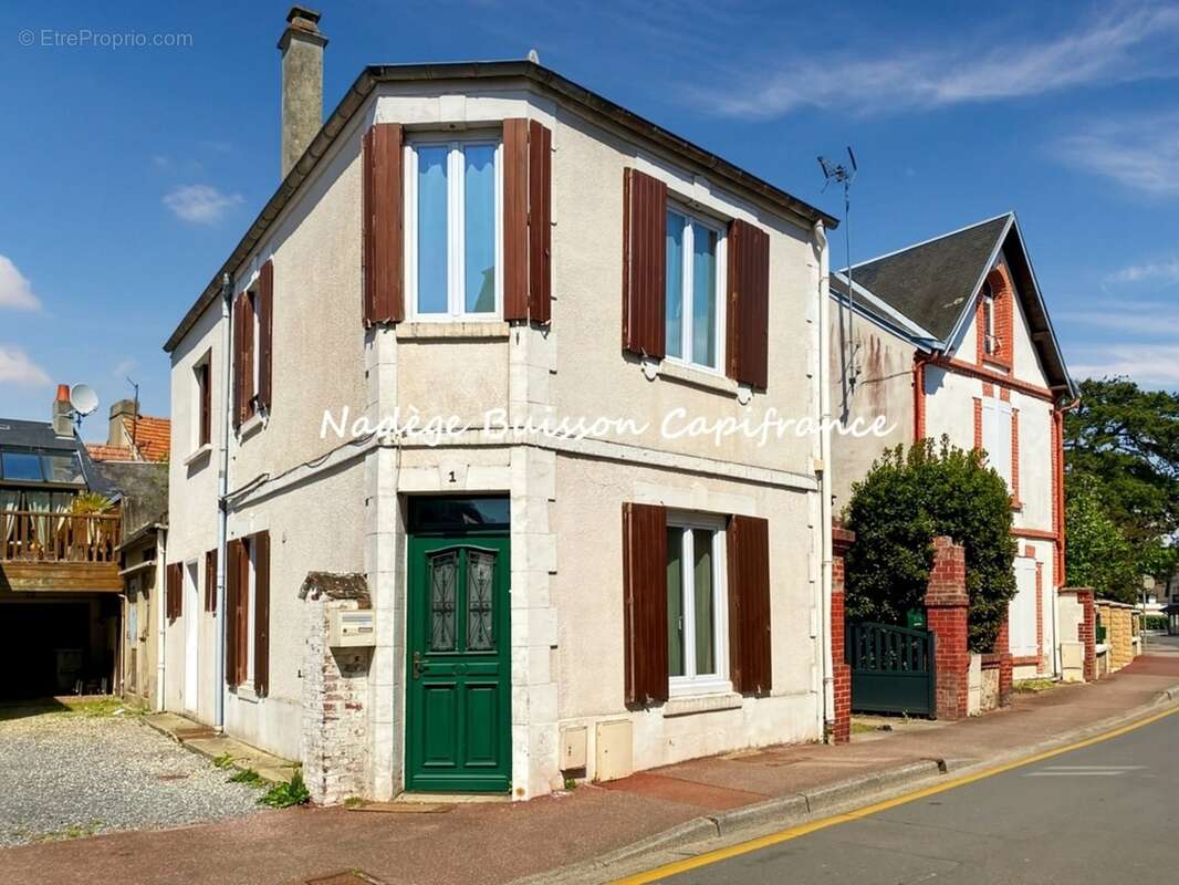Cabourg Hyper-centre - Authentique maison de ville de 3 pièces - 60 m² habitables (80 m² au sol) - À 300 m de la plage - Sans co - photo 2
