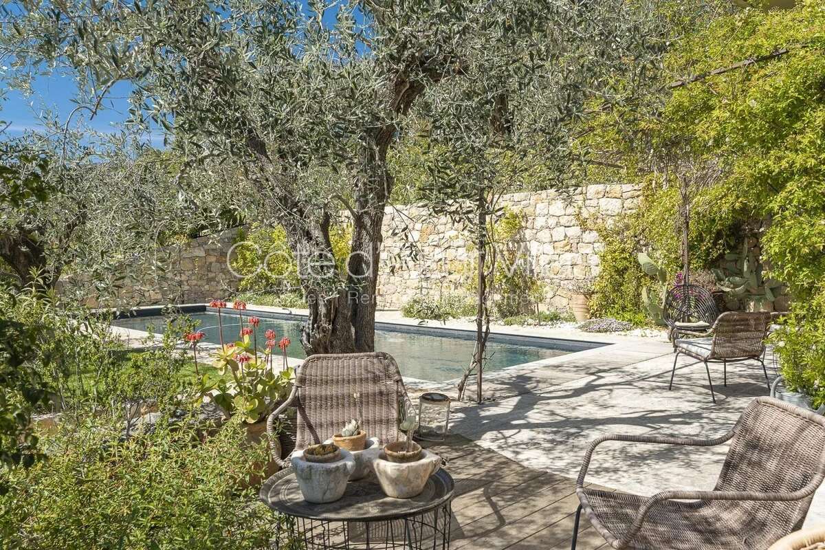 Maison à CHATEAUNEUF-GRASSE