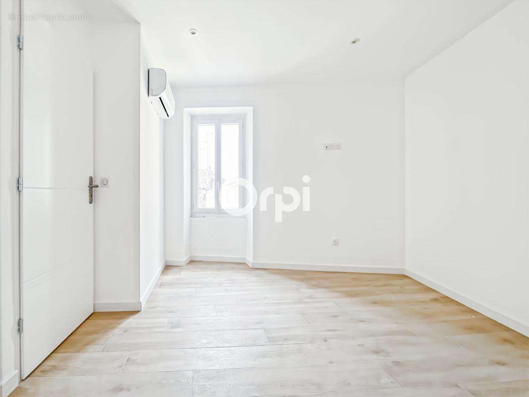 Appartement à CEYRESTE