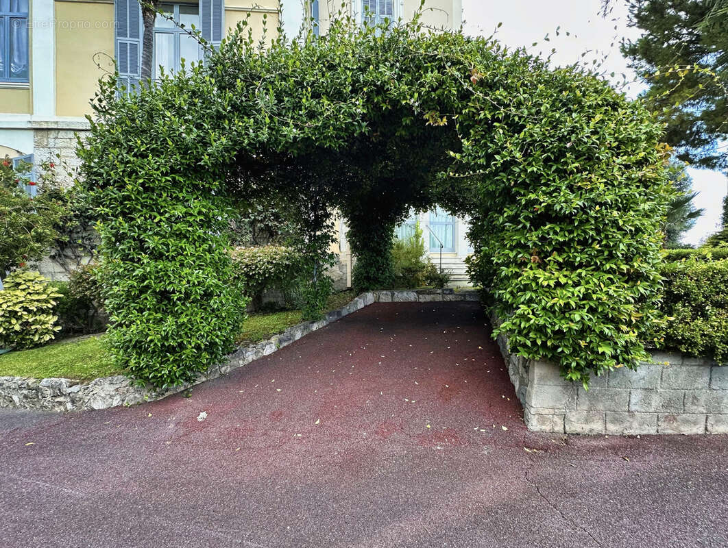 MENTON   Garavan   Lumineux 3 pièces dans une villa historique avec piscine - photo 4