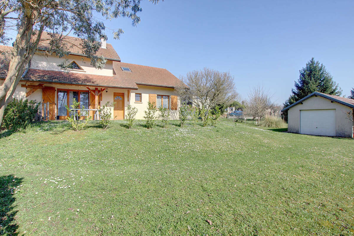 Maison à PEYRIEU