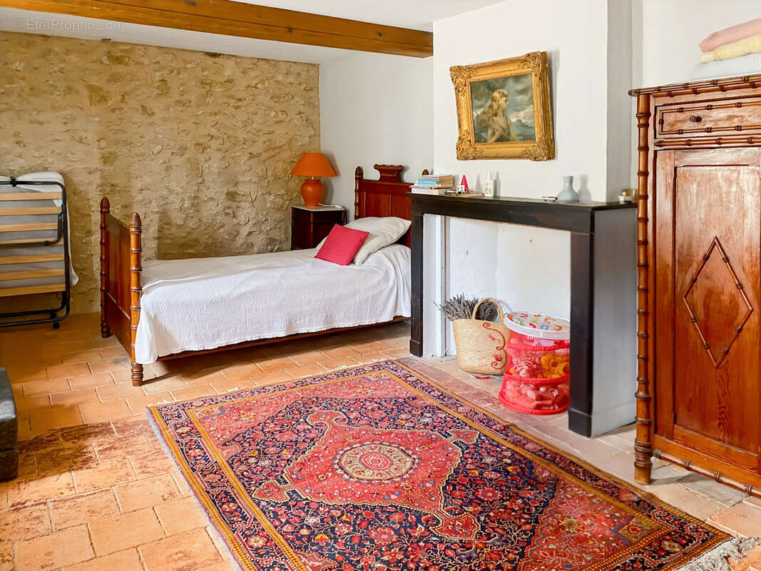 À Vendre – Maison de village en pierre (6 pièces) de 227 m² à Bazian (Gers) avec cour et jardinet - photo 16