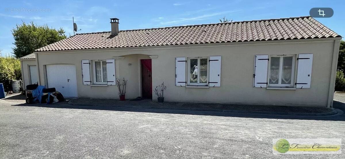 Maison à AIGRE