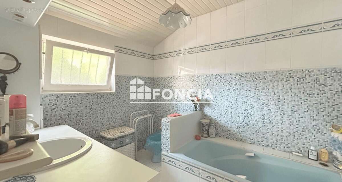 CAPBRETON CENTRE-VILLE - Villa Capbretonaise authentique à rénover - 167m² - Terrain 560m² - photo 11