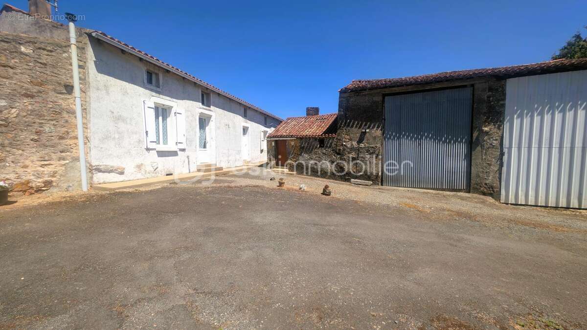 Maison à rénover avec nombreuses dépendances - photo 23