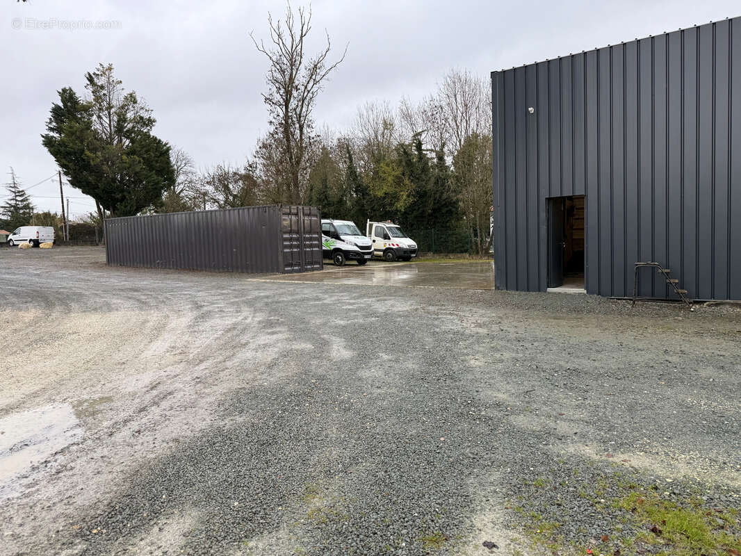 Commerce à SAINT-GEORGES-DES-COTEAUX