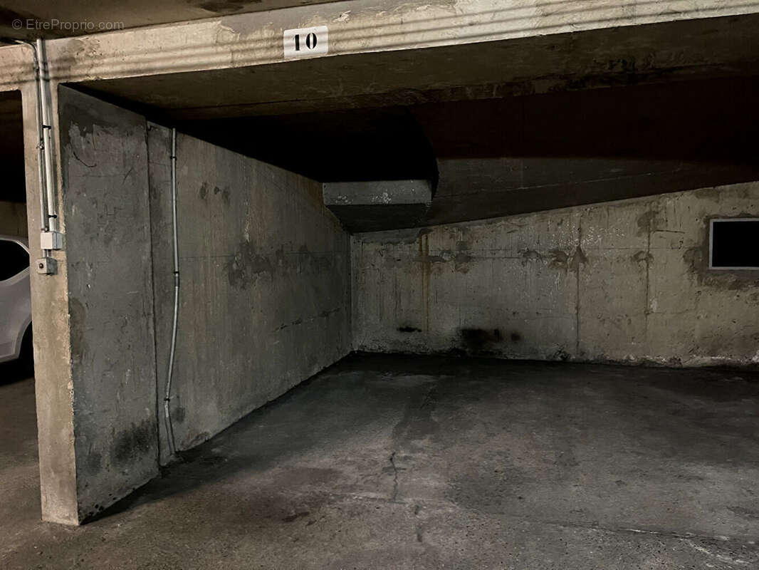 Parking à PARIS-16E