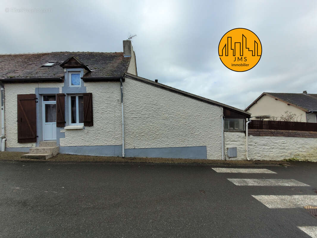 Maison à LE MONTET