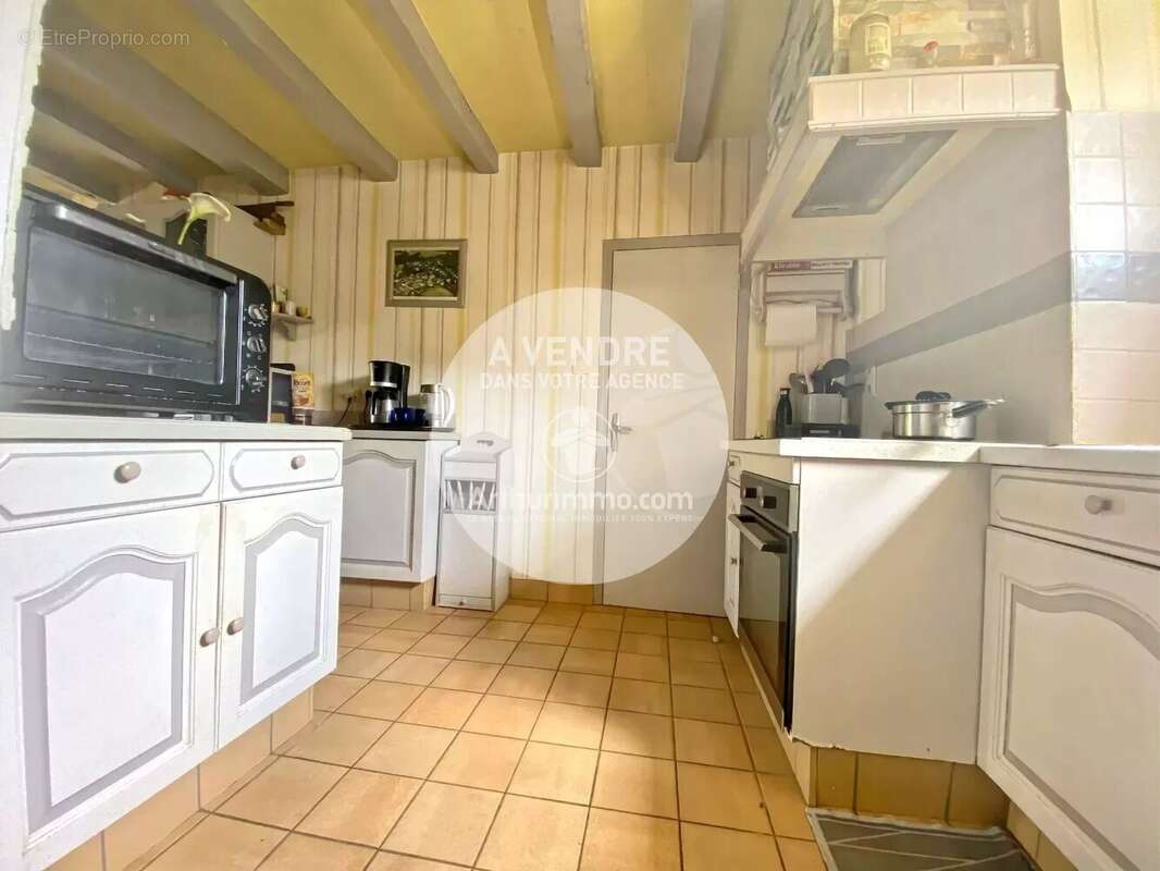 Proche centre, belle longere de 160 m² avec dependances - photo 5
