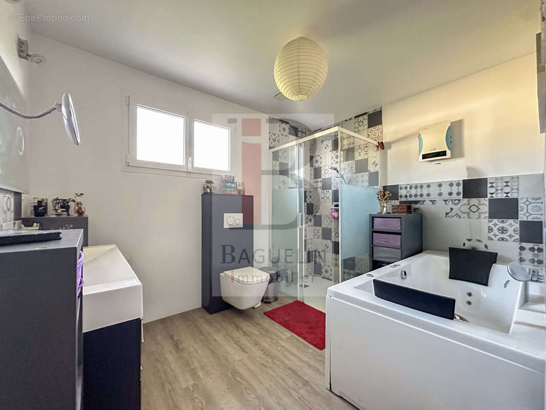 Maison à SAINT-LAURENT-DE-LA-PREE