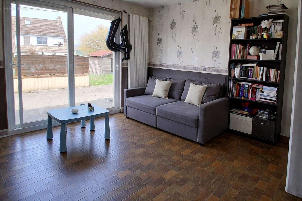 Pièce de vie lumineuse offrant un bel espace de vie, située dans un secteur recherché proche Louviers centre et axes A13 - Maison à LOUVIERS