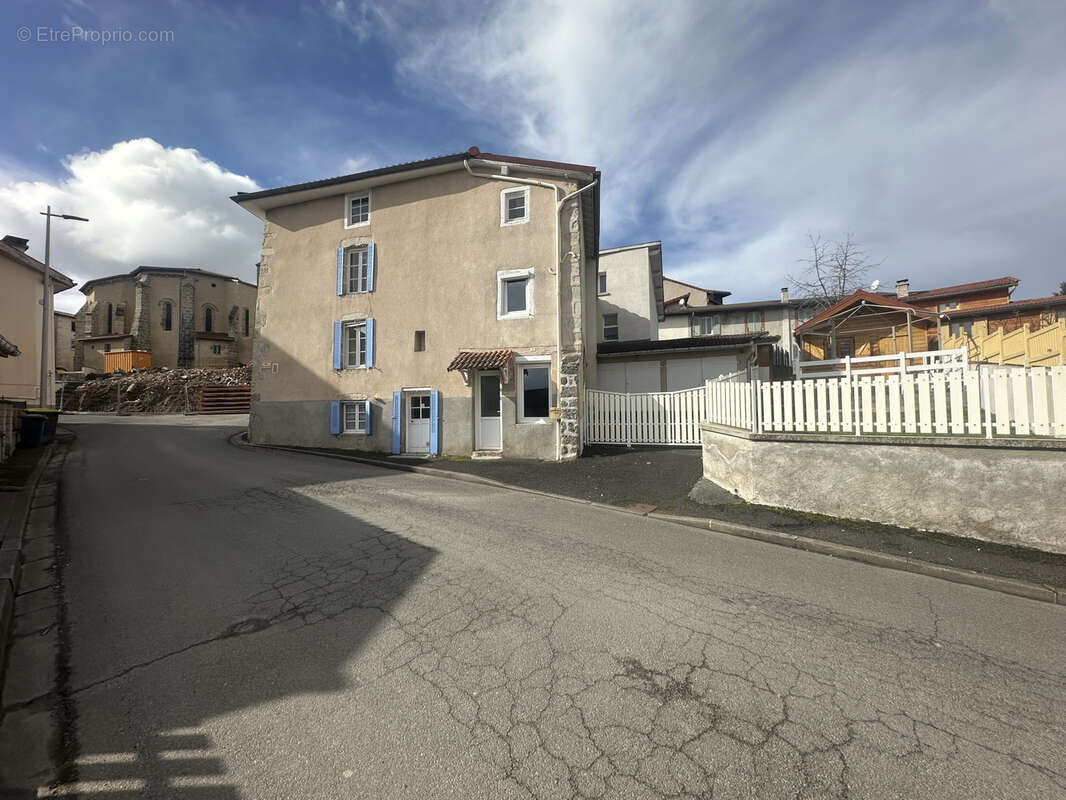 Maison à CELLES-SUR-DUROLLE