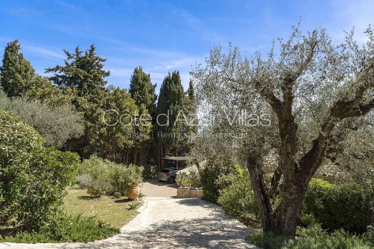 Maison à CHATEAUNEUF-GRASSE