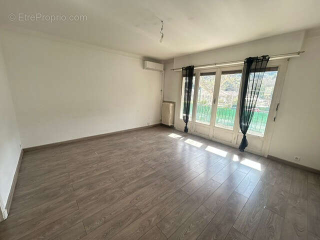 Appartement à CONTES