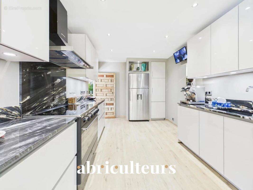 Maison familiale 5 chambres avec piscine et jardin en vente La Colle-sur-Loup (06480) - photo 10