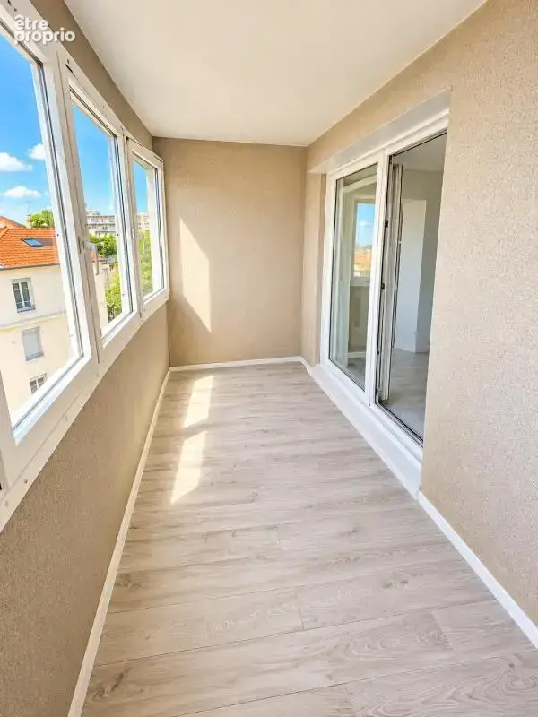 T2 lumineux en étage élevé — Loggia, vue dégagée, tramway au pied - photo 2