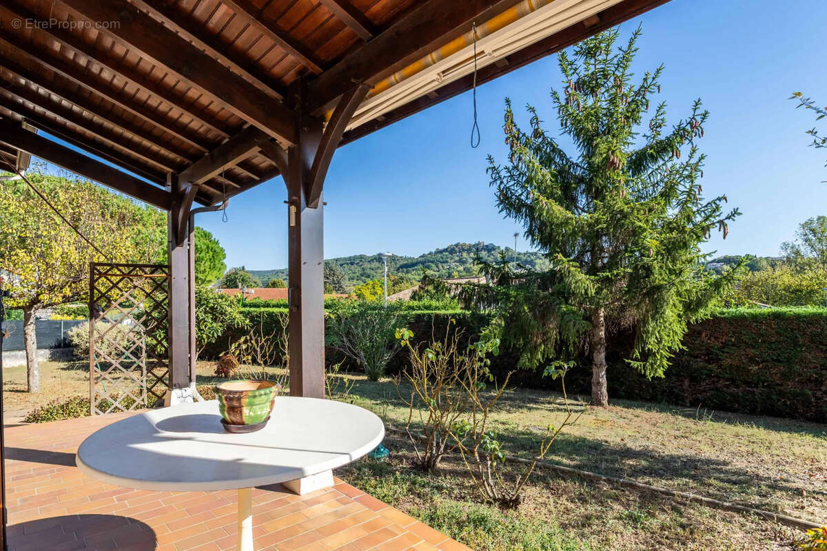 Modern house with garden and garages - photo 3