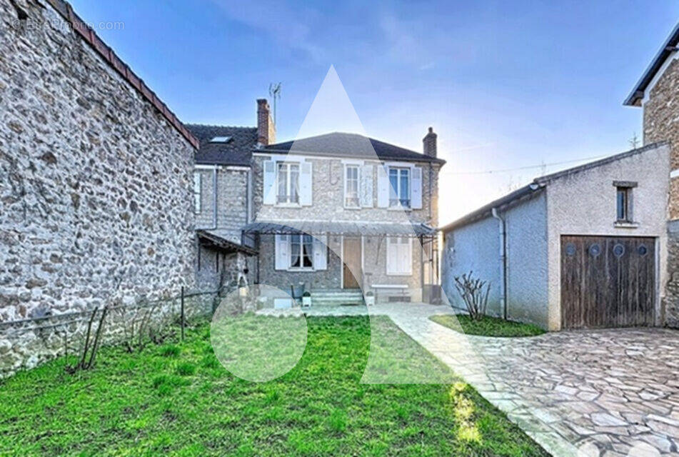 Maison meulière de 98m² avec dépendance de 160 m²  sur 1 126 m² de terrain - photo 1