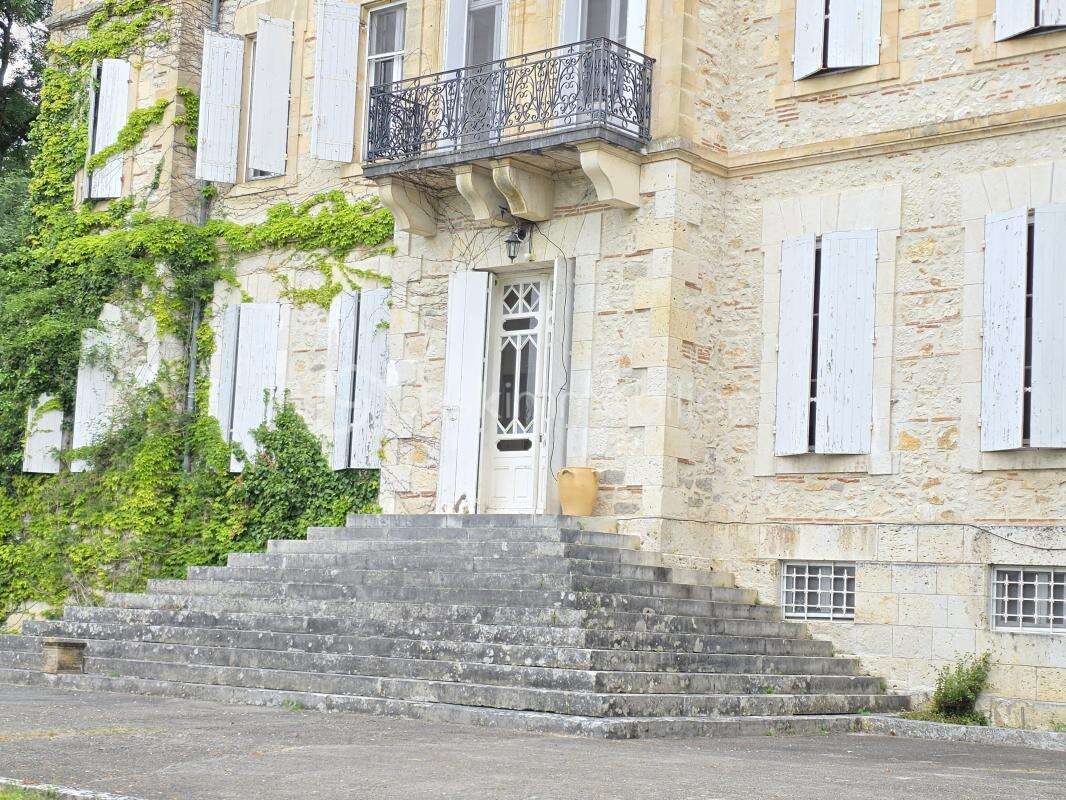 Chateau 32 pieces+dependances - propriete 9 hectares- jardin - photo 4