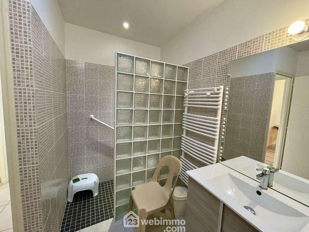 Salle de bain avec douche