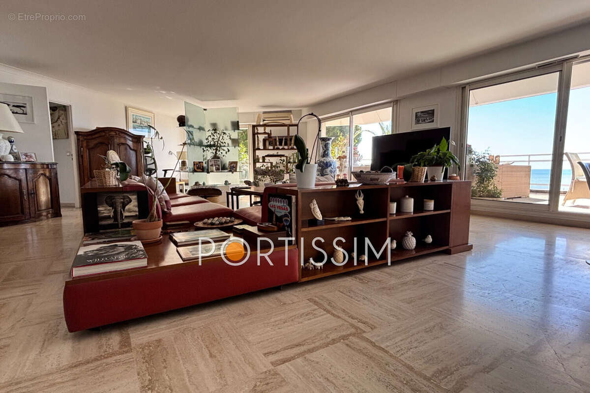 Appartement à SAINT-LAURENT-DU-VAR