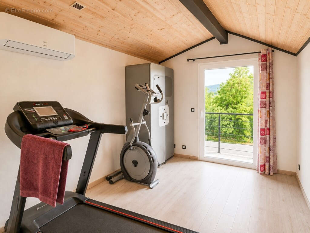 Maison familiale contemporaine de 170 m2 avec piscine, garage et grand sous-sol sur 900 m2 - photo 16