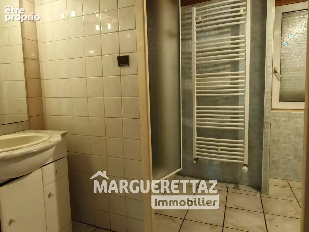 Appartement 2 pièces de 71,6 m² à rénover – 1er étage – Au cœur du village à TANINGES - photo 8