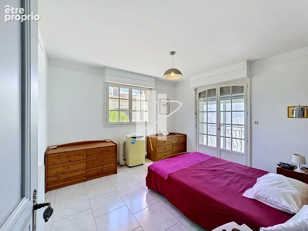 villa de 250m2 divisée en 2 appartements avec piscine. - photo 6