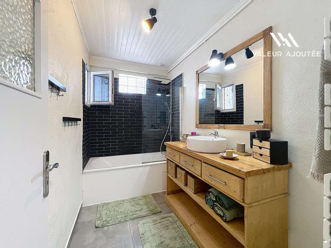 Cuisine avec iîot central et espace généreux - Maison à PARENTIS-EN-BORN