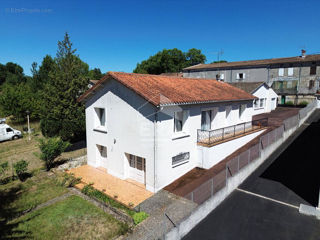 Maison à ROULLET-SAINT-ESTEPHE