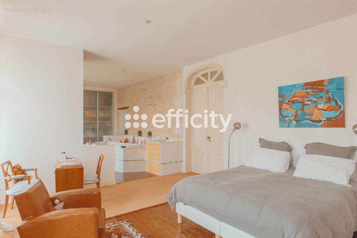 Maison 255 m² à Fontenay-Le-Comte  - photo 8