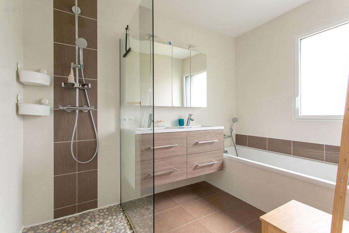 Maison Mouzillon 6 P . 4 Chs . Bureau . 138.77 M² . T 681 M² . Garage . Terrasse . Balcon - photo 13