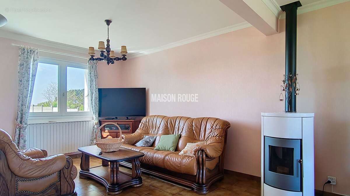 Maison à LA ROCHE-DERRIEN