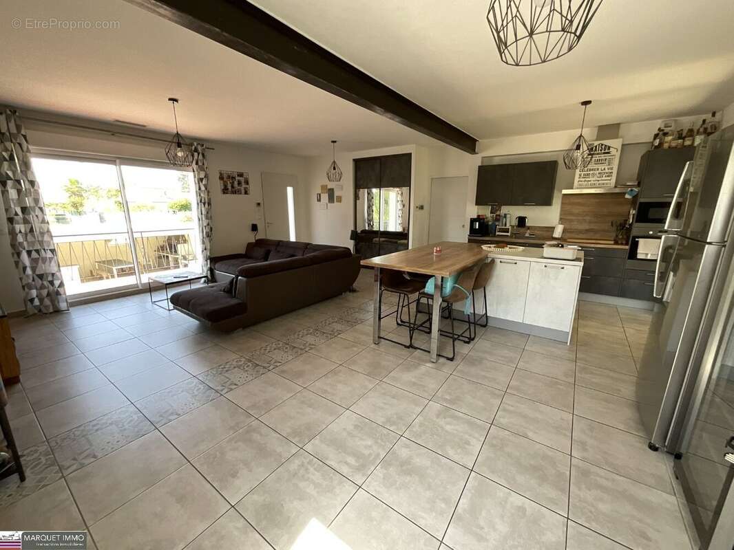 Beau potententiel !!! Pour cette lumineuse villa T4 offrant 92 m² + véranda de 37 m² + apt T2 de 50 m²  4 faces sur 1 069 m² ave - photo 5