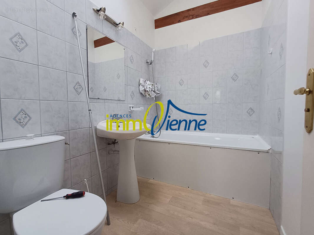 Maison à LUSSAC-LES-CHATEAUX