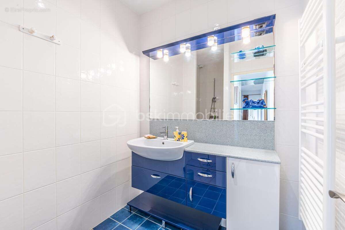 Côte d'azur - Propriété de prestige 230 m² avec piscine à débordement et panorama sur les Îles d'Or - photo 11