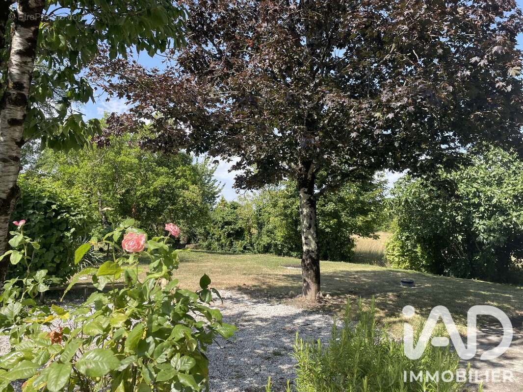 Maison 138 m² à Germignac  - photo 4