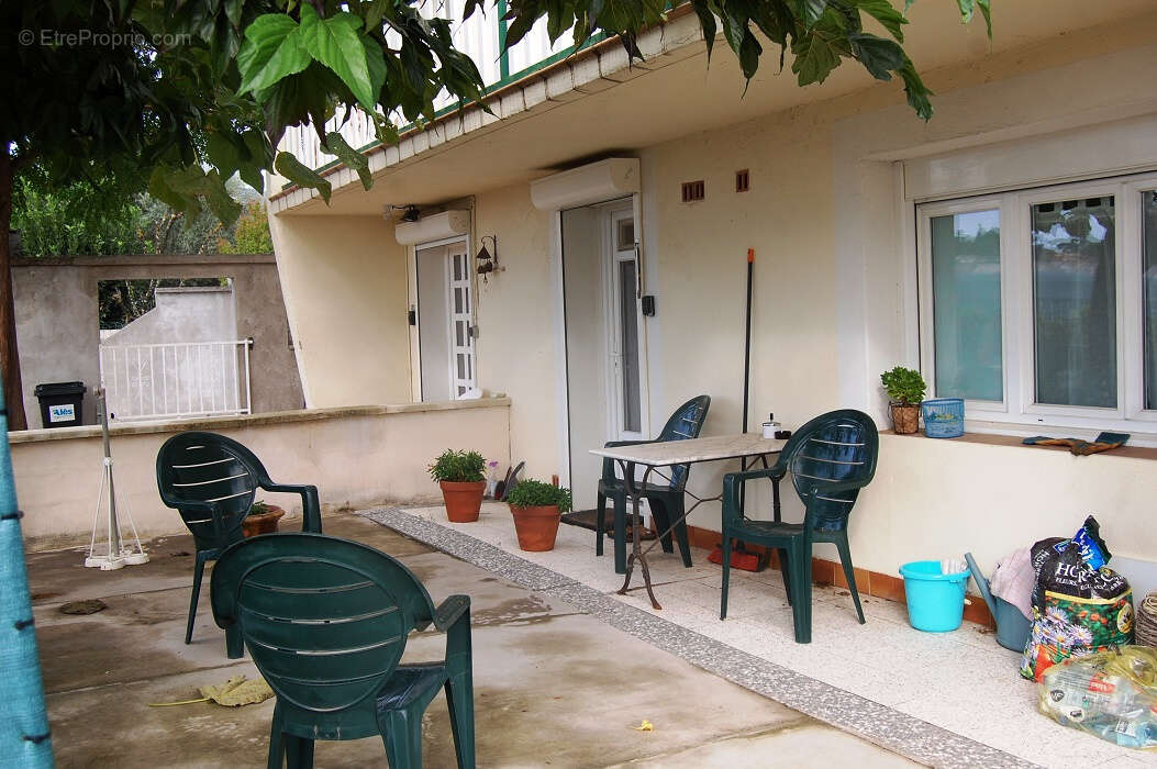 Maison 240 m2 avec 3 appartements dont un d'habitation et deux loués sur 1100m2 de terrain - photo 9