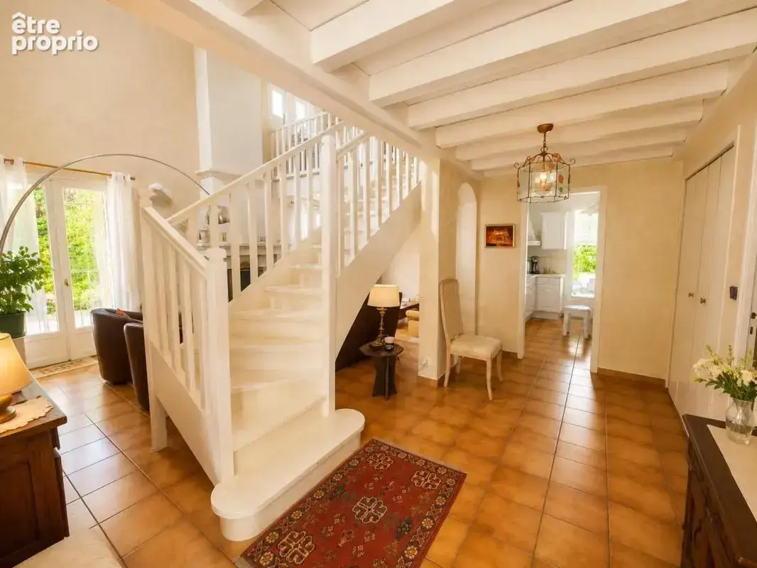Découvrez votre havre de paix aux portes de Bordeaux ! Cette magnifique maison à Sadirac, nichée au cœur d'un parc arboré, vous  - photo 6