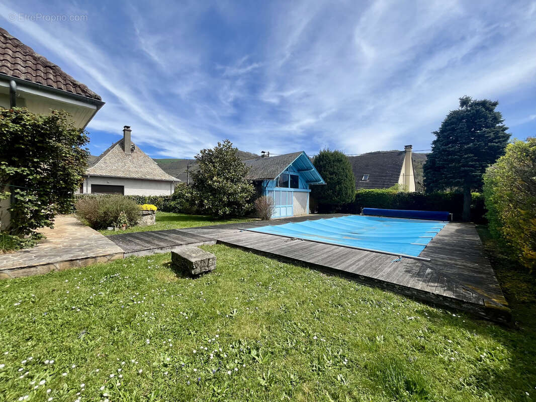 Maison à VIC-SUR-CERE