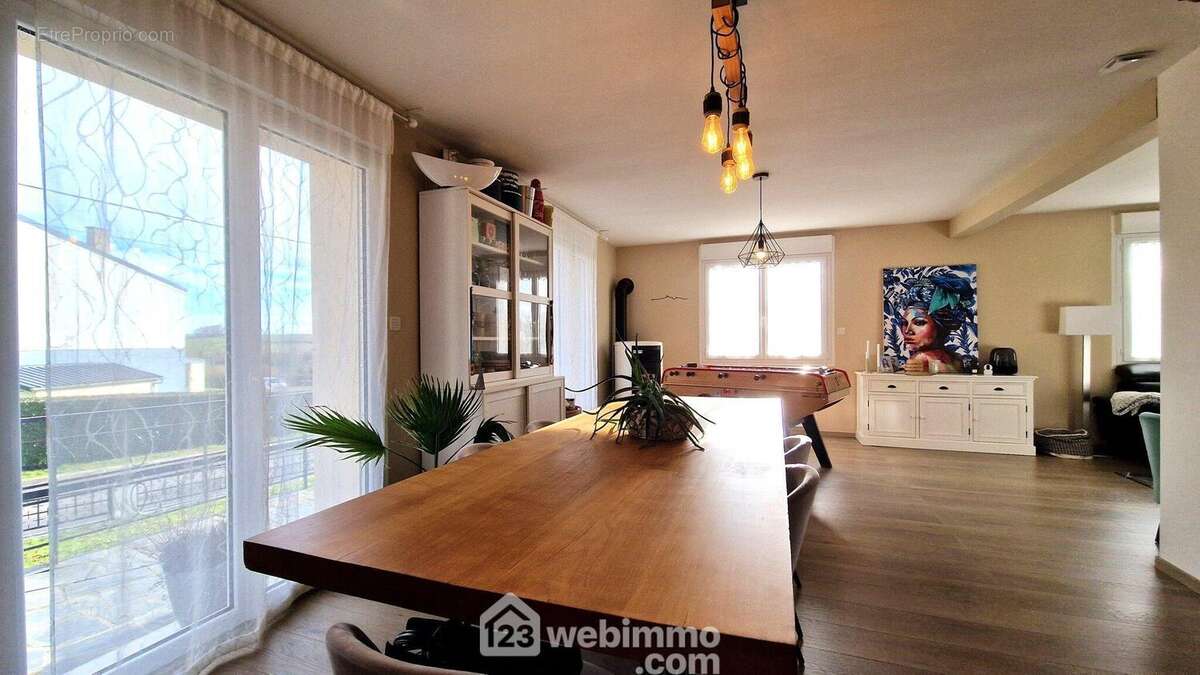 Vous profiterez de la chaleur du poêle à pellets - Maison à MONTCORNET