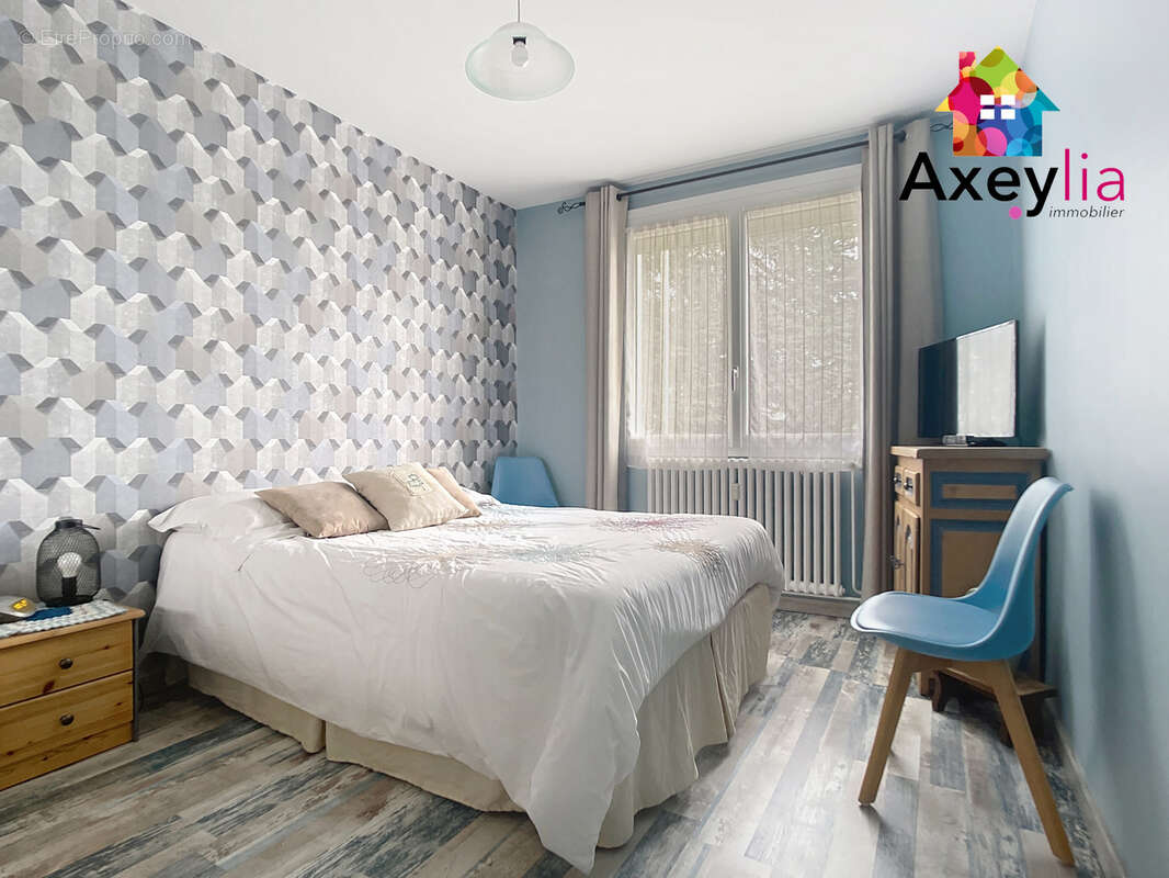 A vendre - roanne centre ville - grand appartement 4 chambres avec deux garages - photo 8