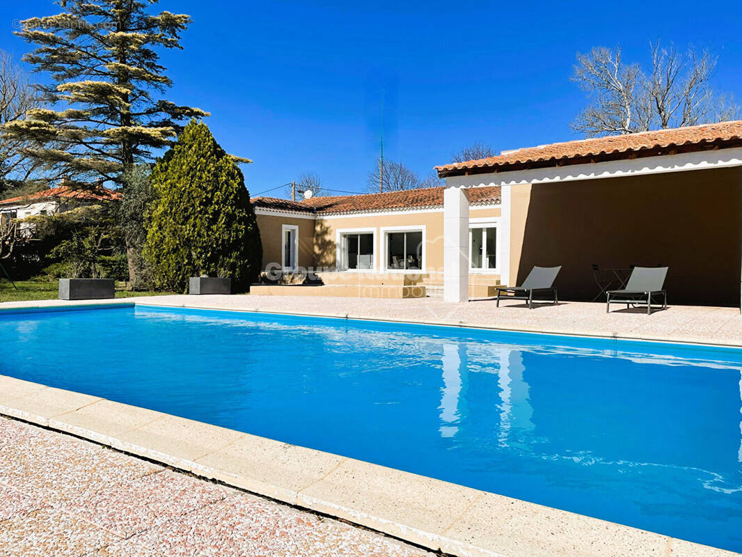 Maison à ENTRAIGUES-SUR-LA-SORGUE