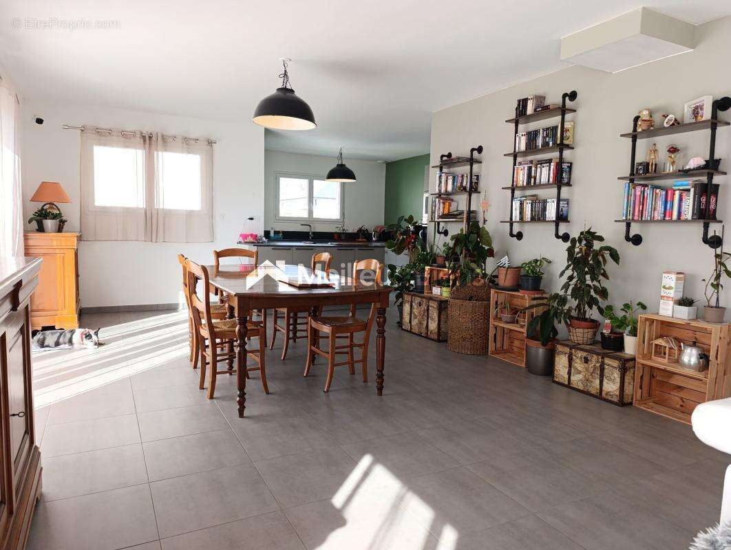 Maison récente de plain pied  - 868m² de jardin paysager - Garage - Carport - photo 4